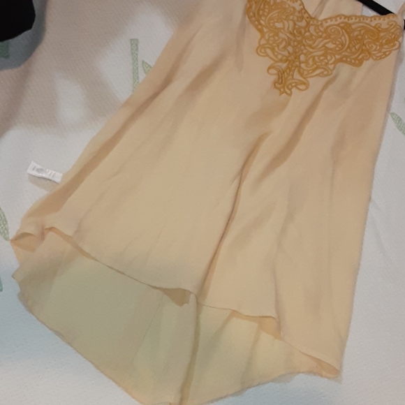 Belle Blouse (Bundle 3 for $15, 4 for $20) - Picture 3 of 3